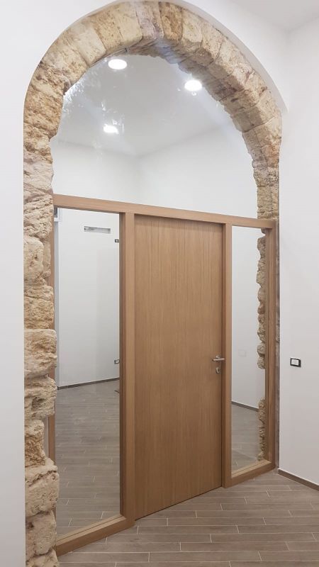 vetro temperato per porta ad arco