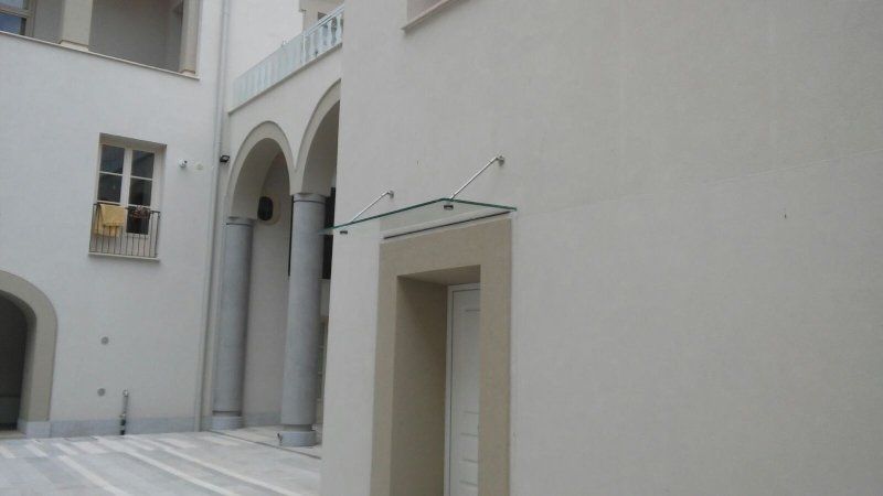 Parapetto in vetro sopra porta