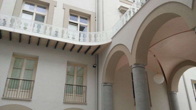 Parapetto in vetro decorato con colonne