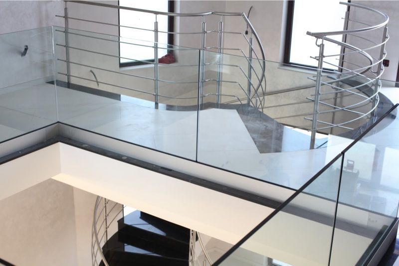 scale per interni con balaustra in vetro