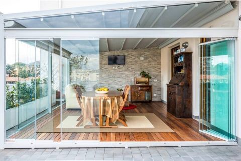 terrazza coperta con porte a impacchettamento