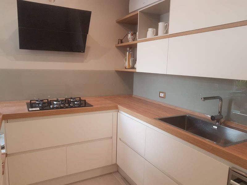 paraschizzi in vetro laccato grigio per cucina