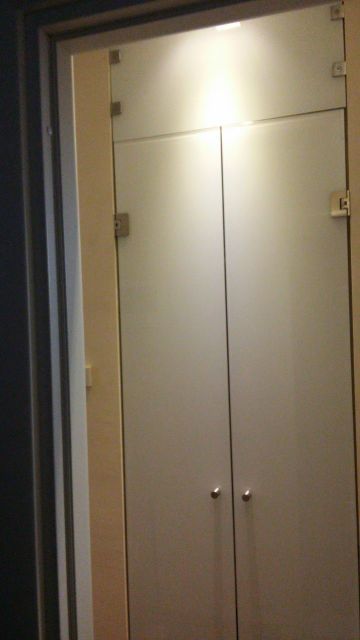 porta a due ante in vetro laccato