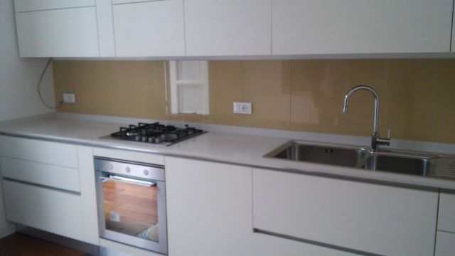 paraschizzi per cucina in vetro laccato