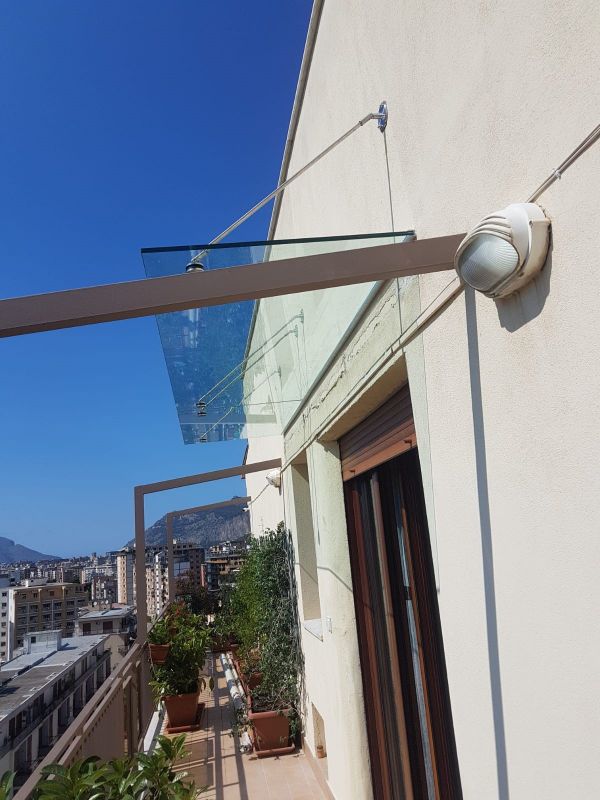 porta balcone con pensilina in vetro
