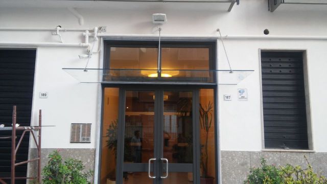 porta di ingresso con pensilina in vetro