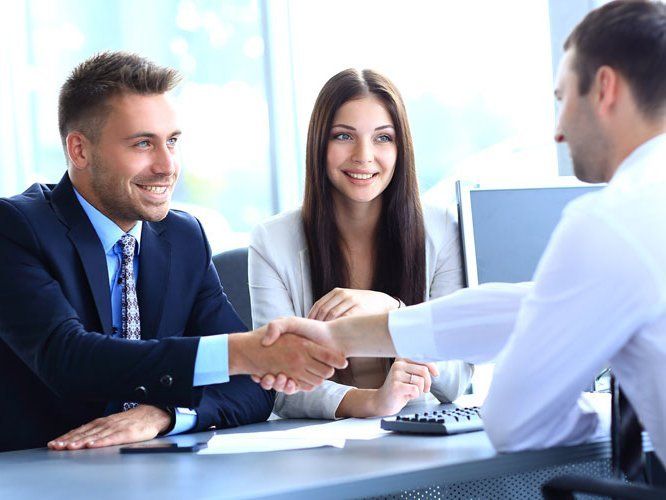 PERSONAS TOMANDOSE DE LA MANO