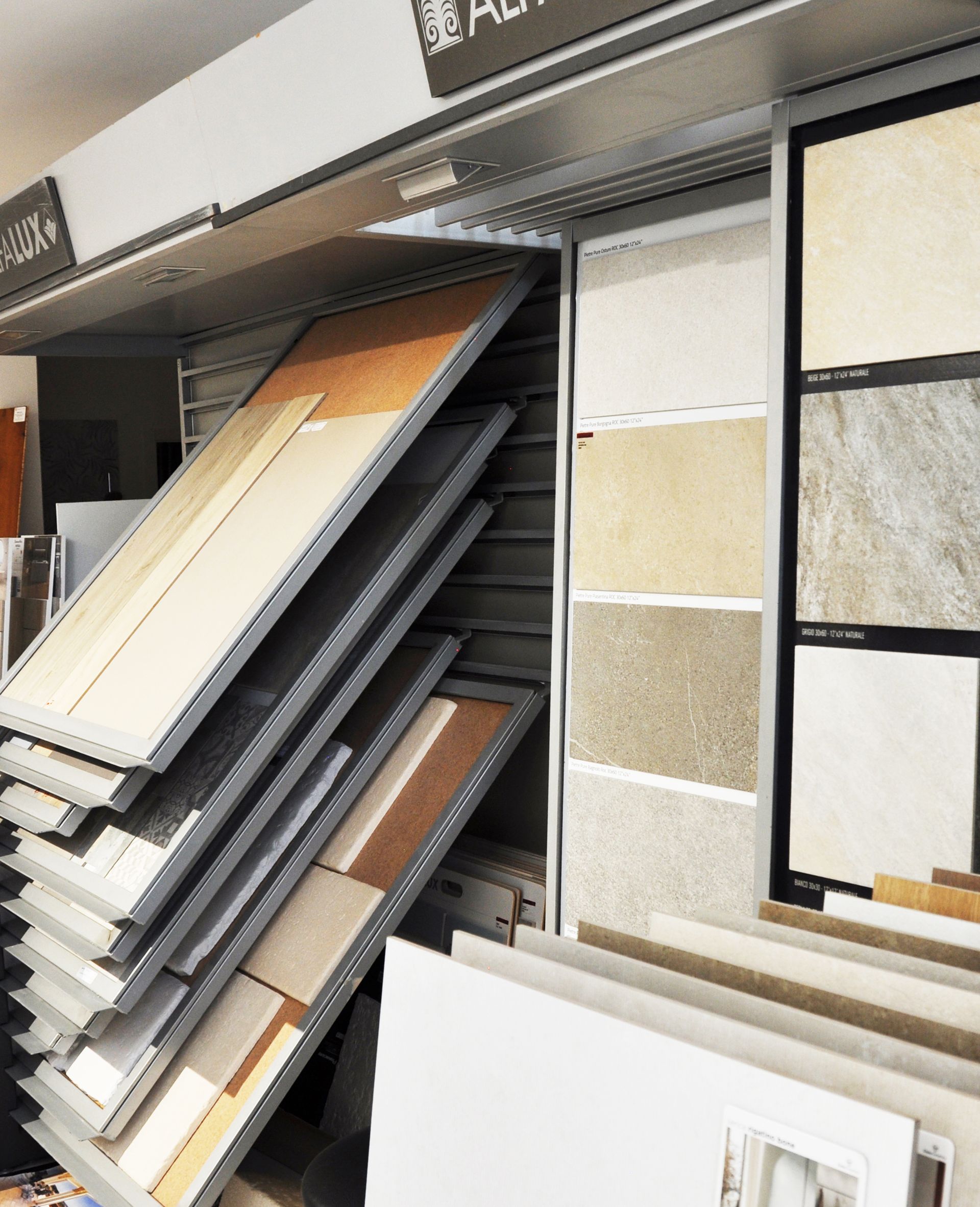 Un'esposizione di piastrelle in un negozio con un cartello che dice 