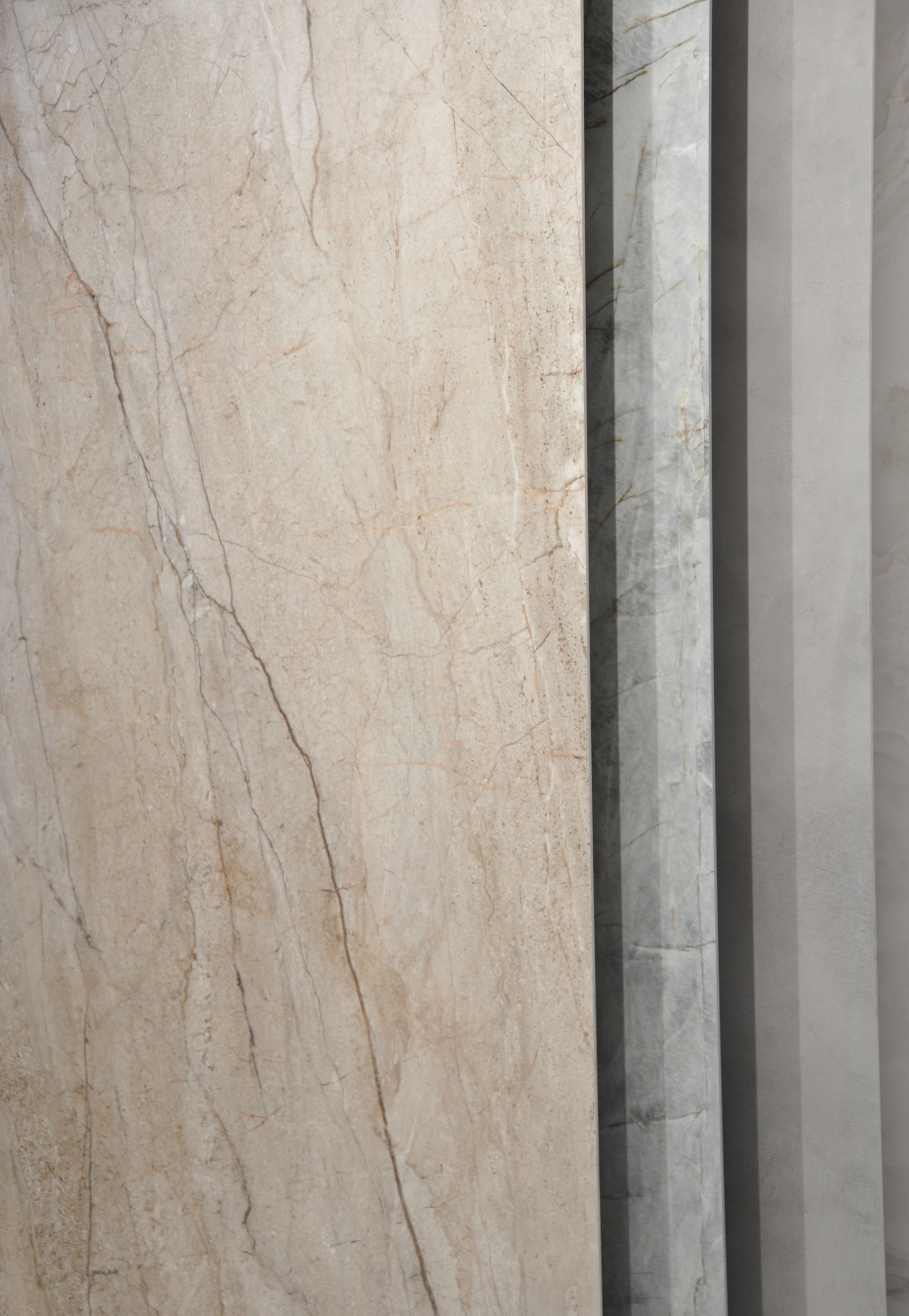 Primo piano di piastrelle di marmo impilate l'una sull'altra.