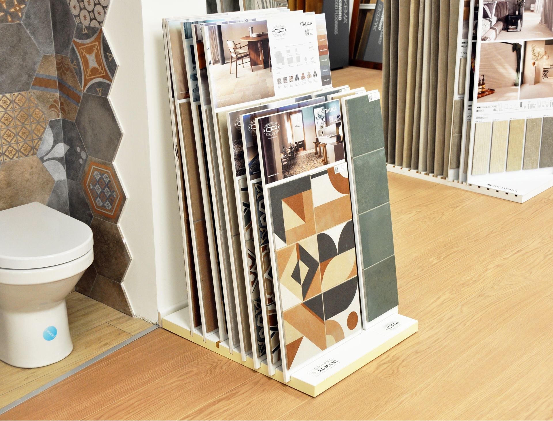 Una esposizione di piastrelle in un bagno accanto a un water.