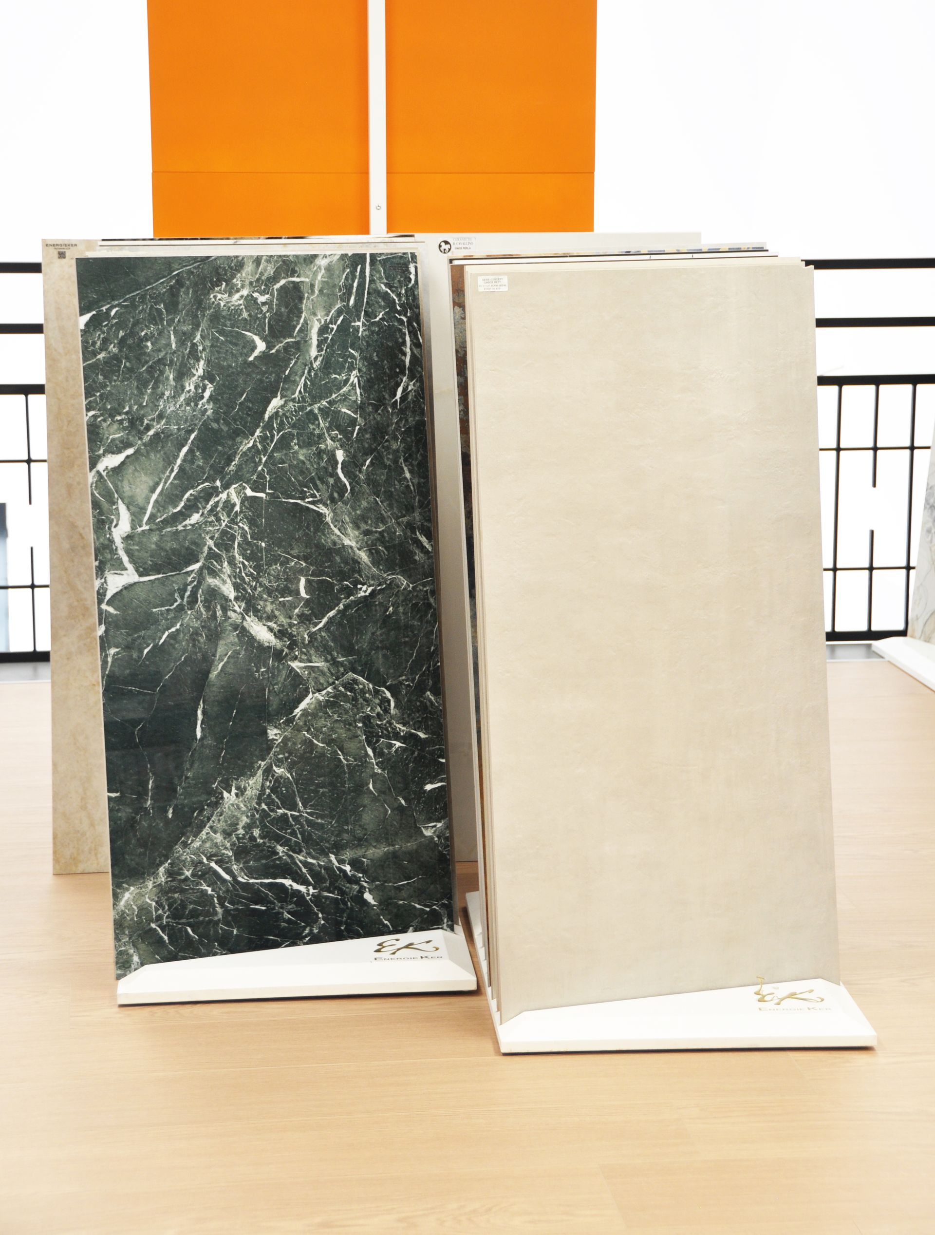 Due fogli di carta sono appoggiati su un tavolo di legno.