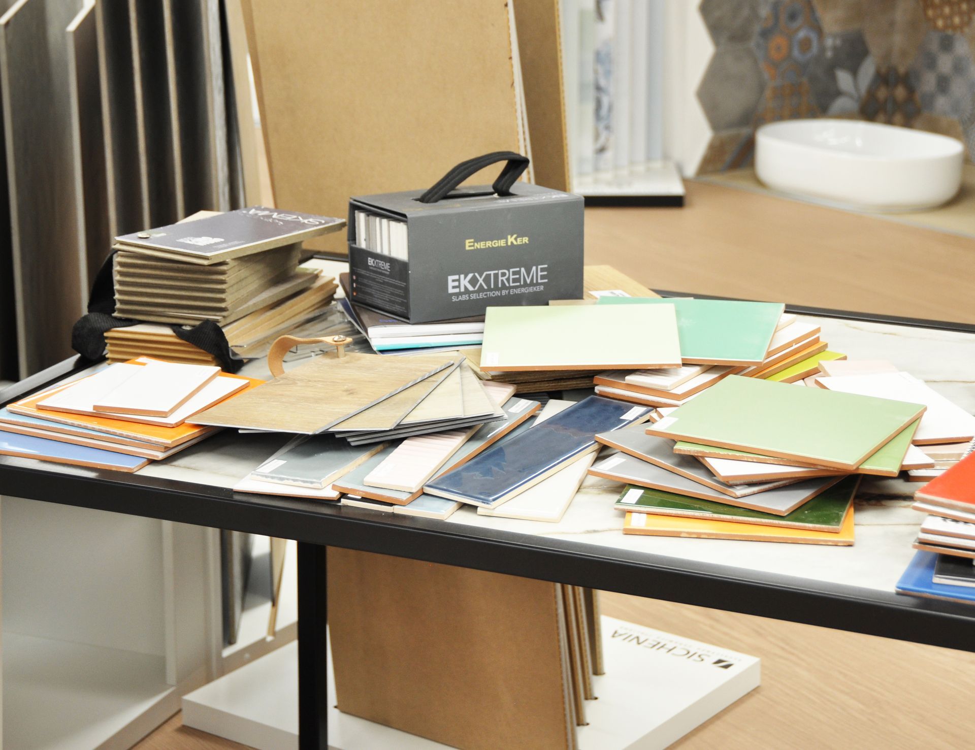 Un tavolo pieno di tante tessere e una casella con scritto rxtreme