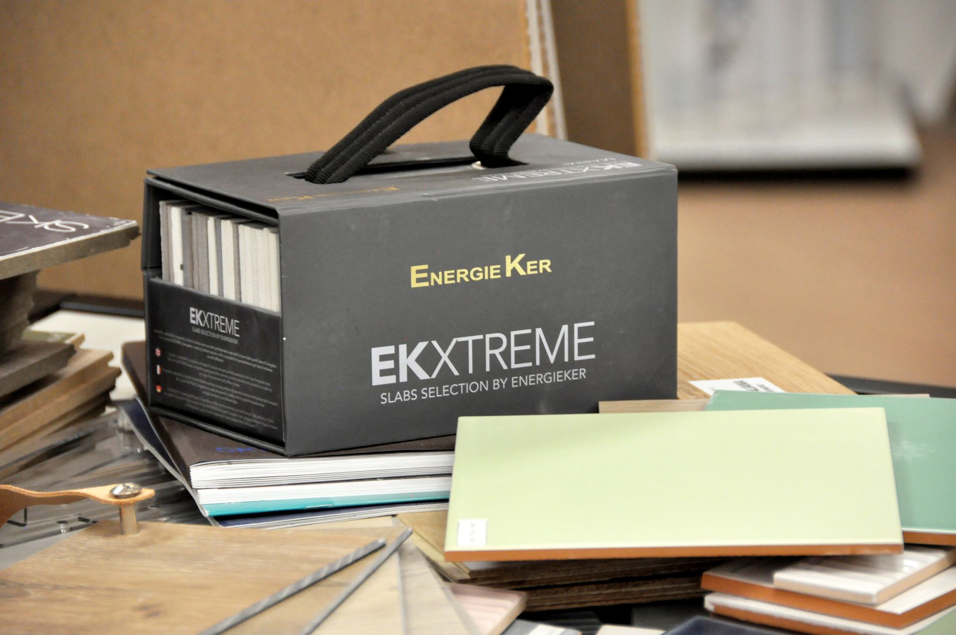 Una scatola con una maniglia è appoggiata su un tavolo.