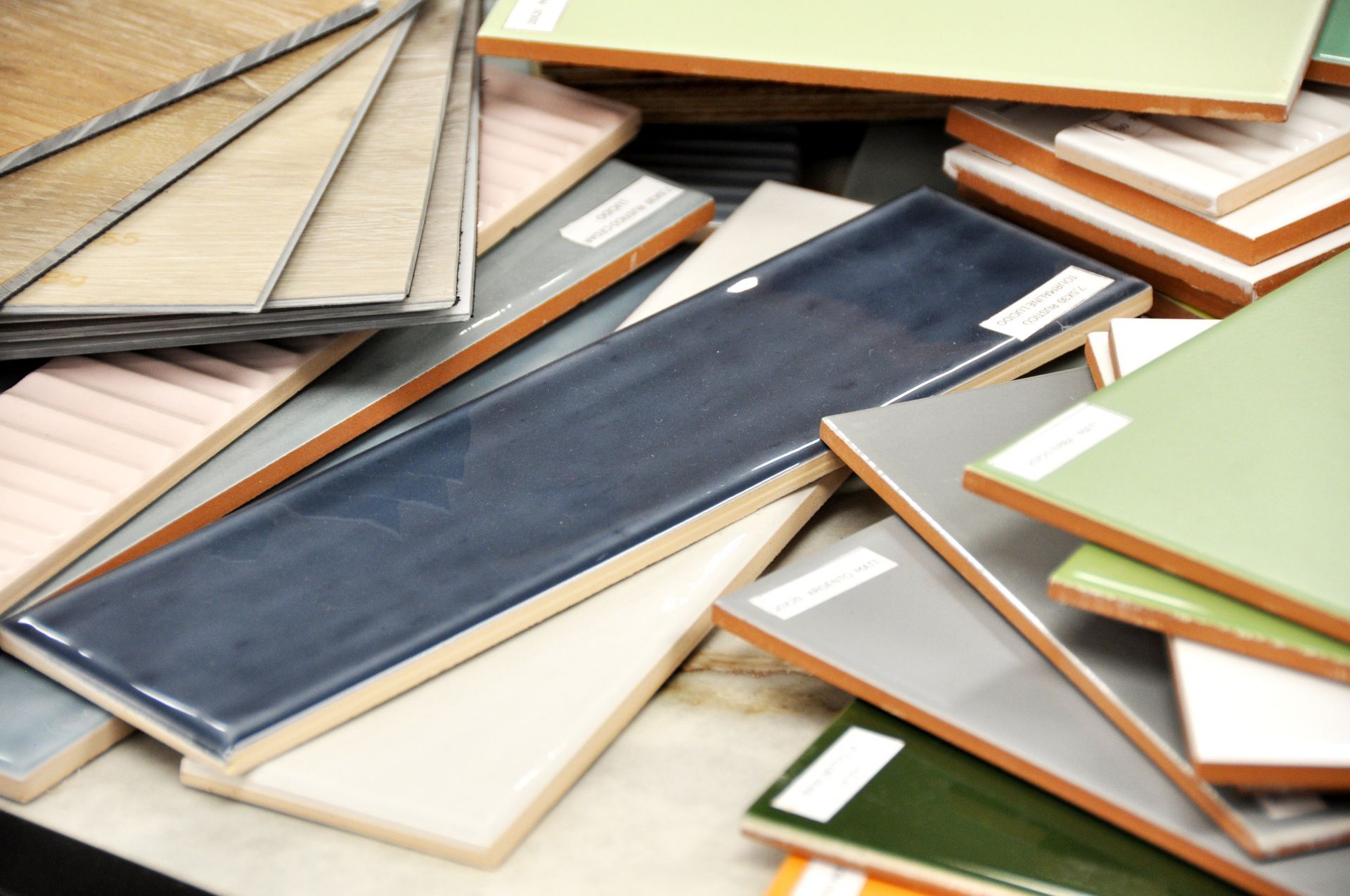 Un mucchio di tessere sono impilate una sopra l'altra