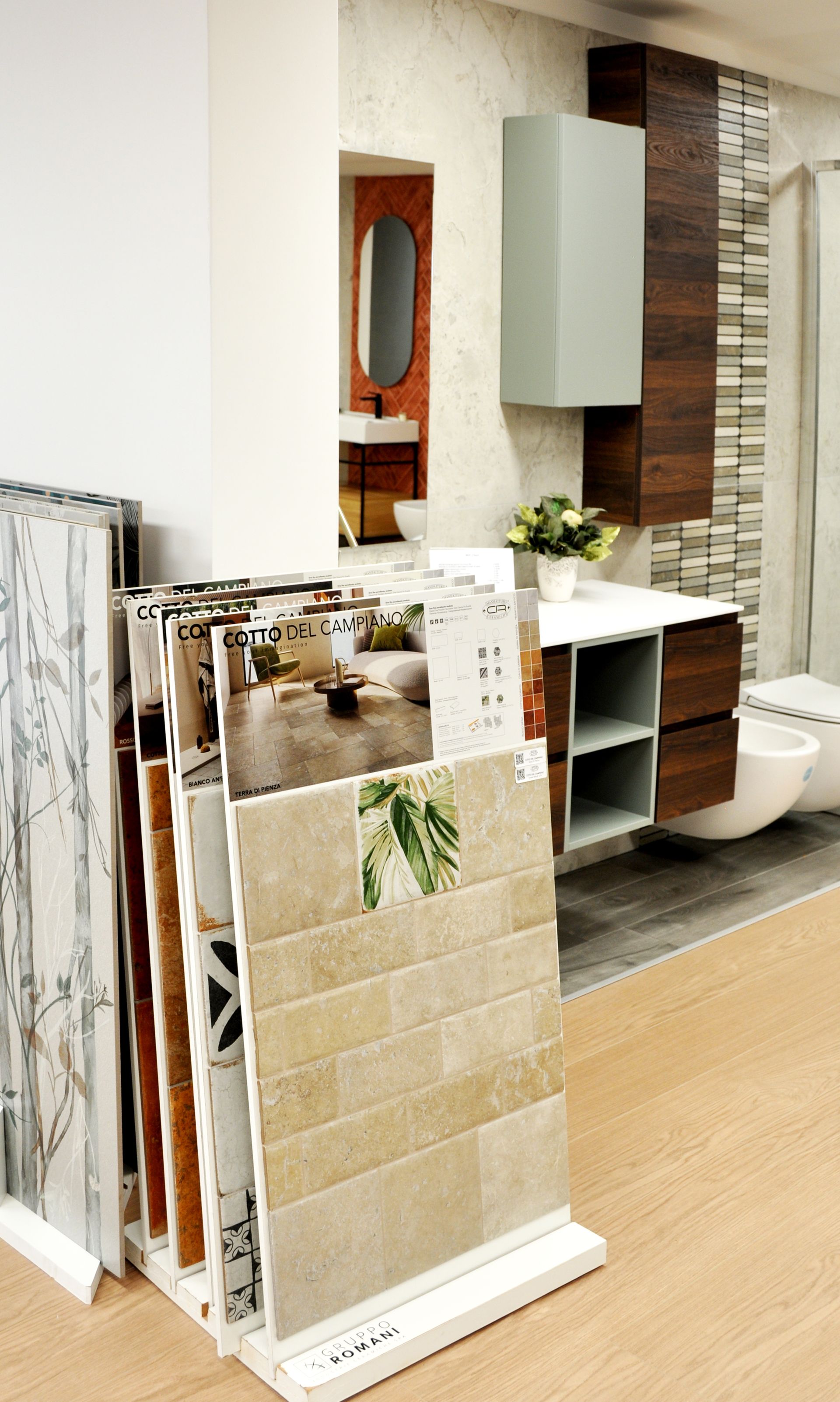 Una esposizione di piastrelle in un bagno con lavandino e WC.