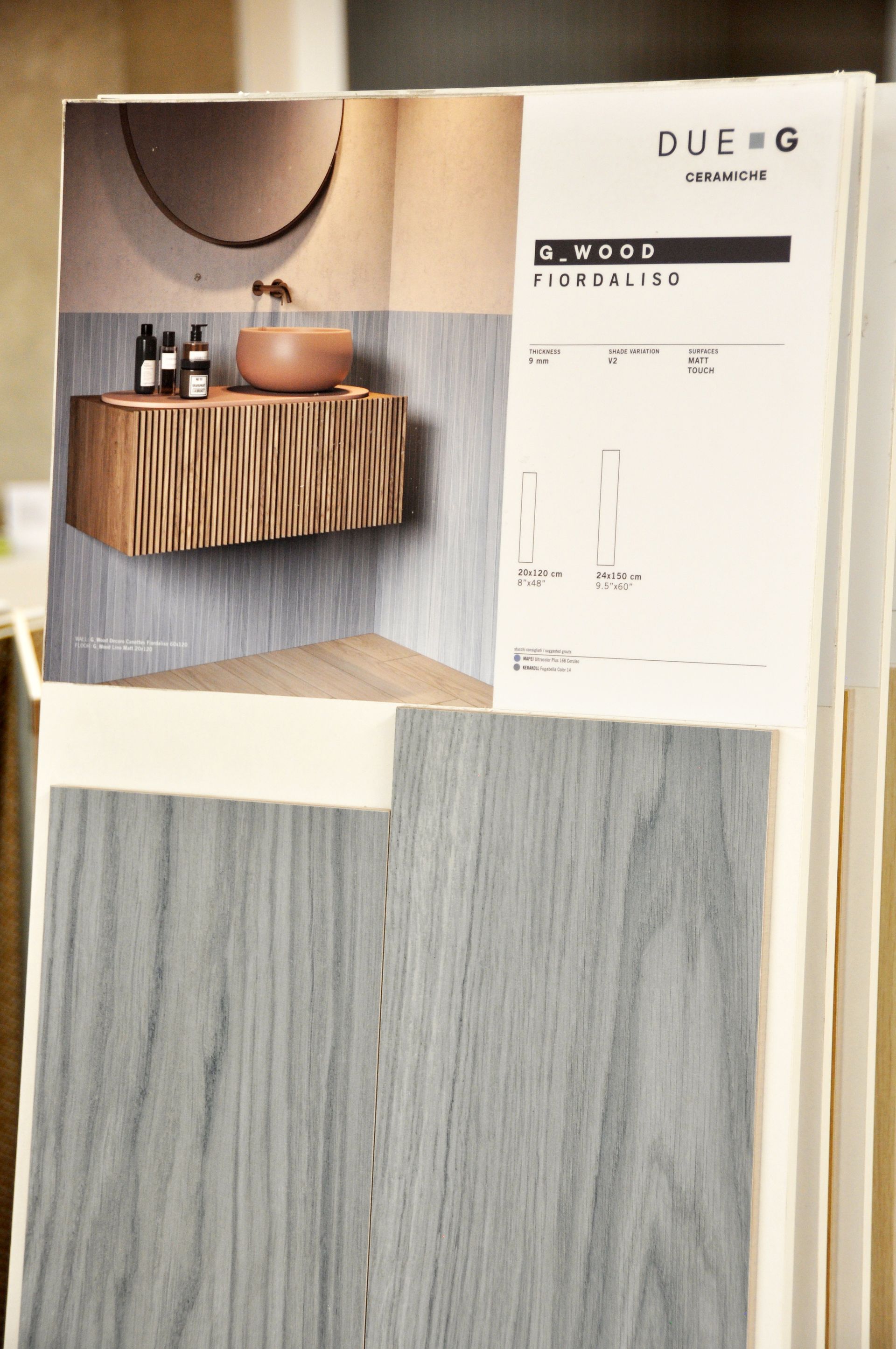 Un libro con l'immagine di un lavandino del bagno