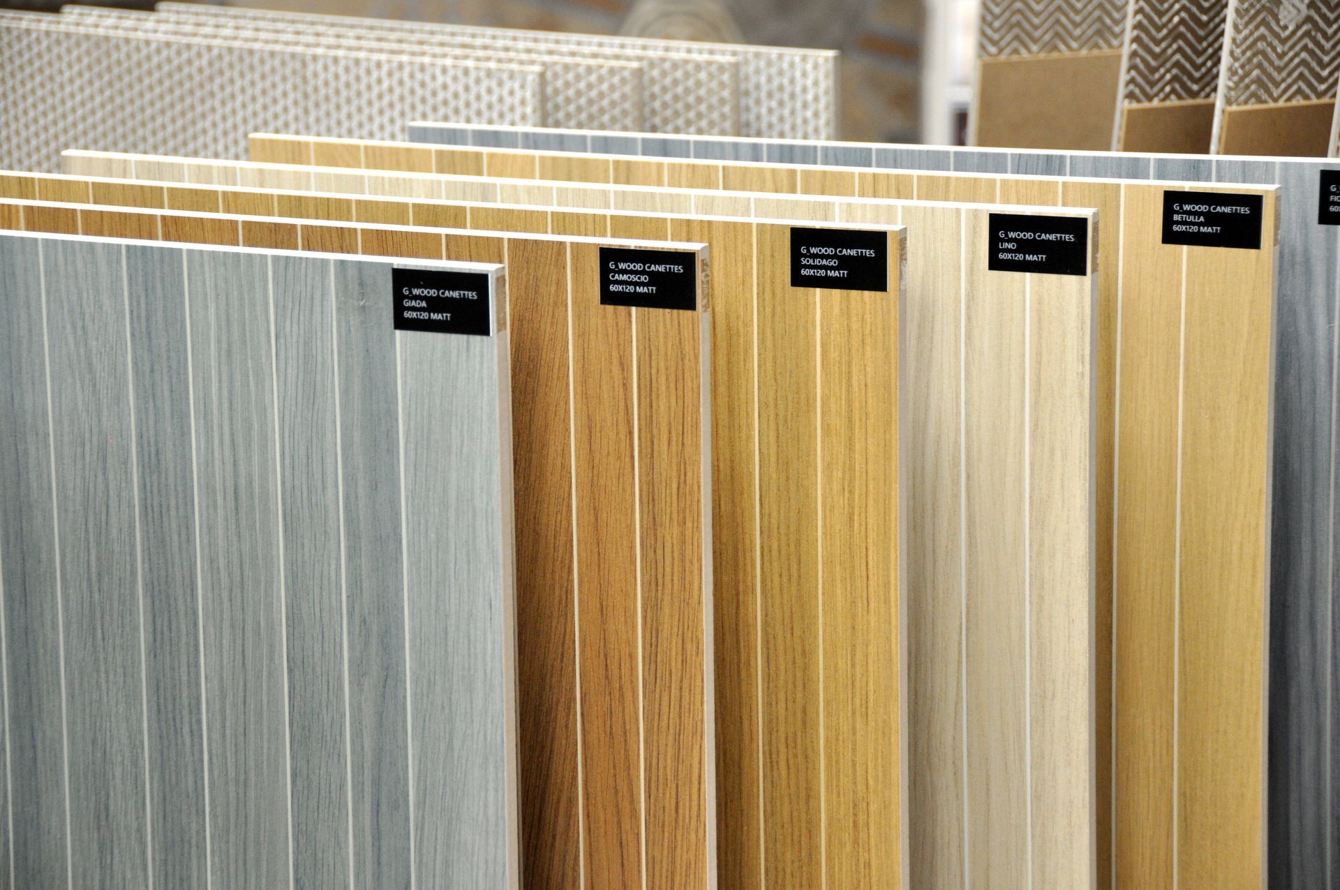 Una fila di assi di legno con etichette sopra