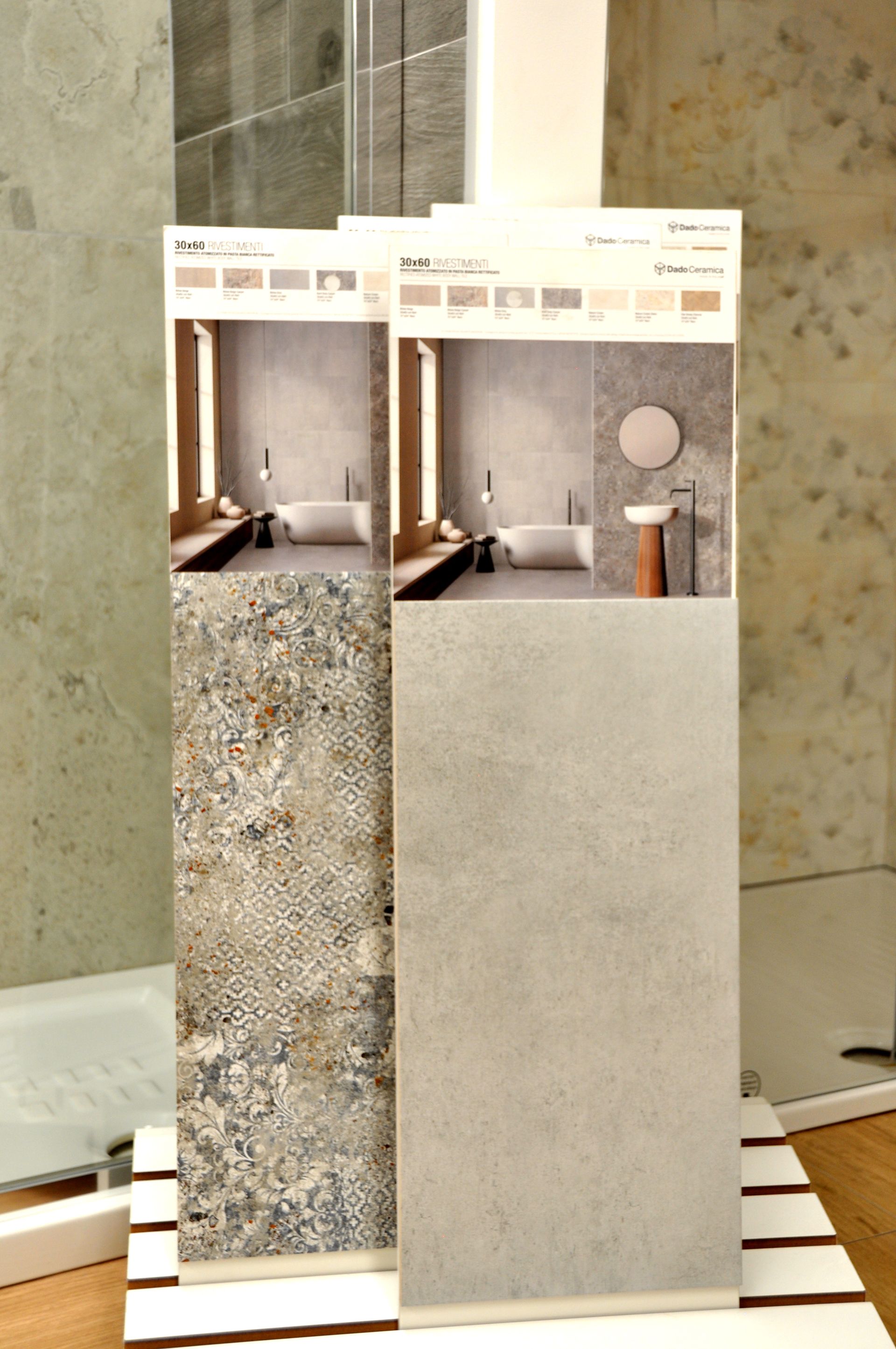 Una mostra di piastrelle in un bagno con lavandino e specchio