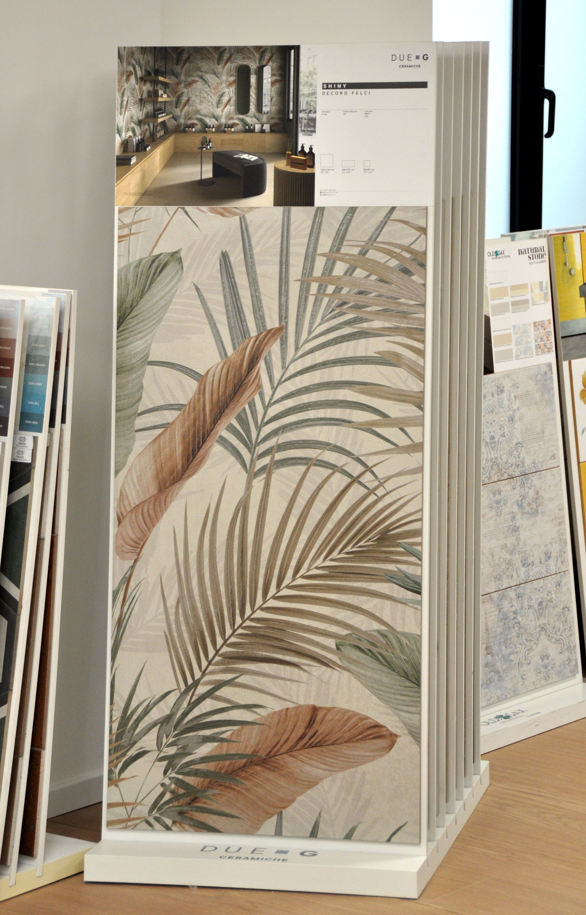 Una piastrella con un'immagine di foglie di palma