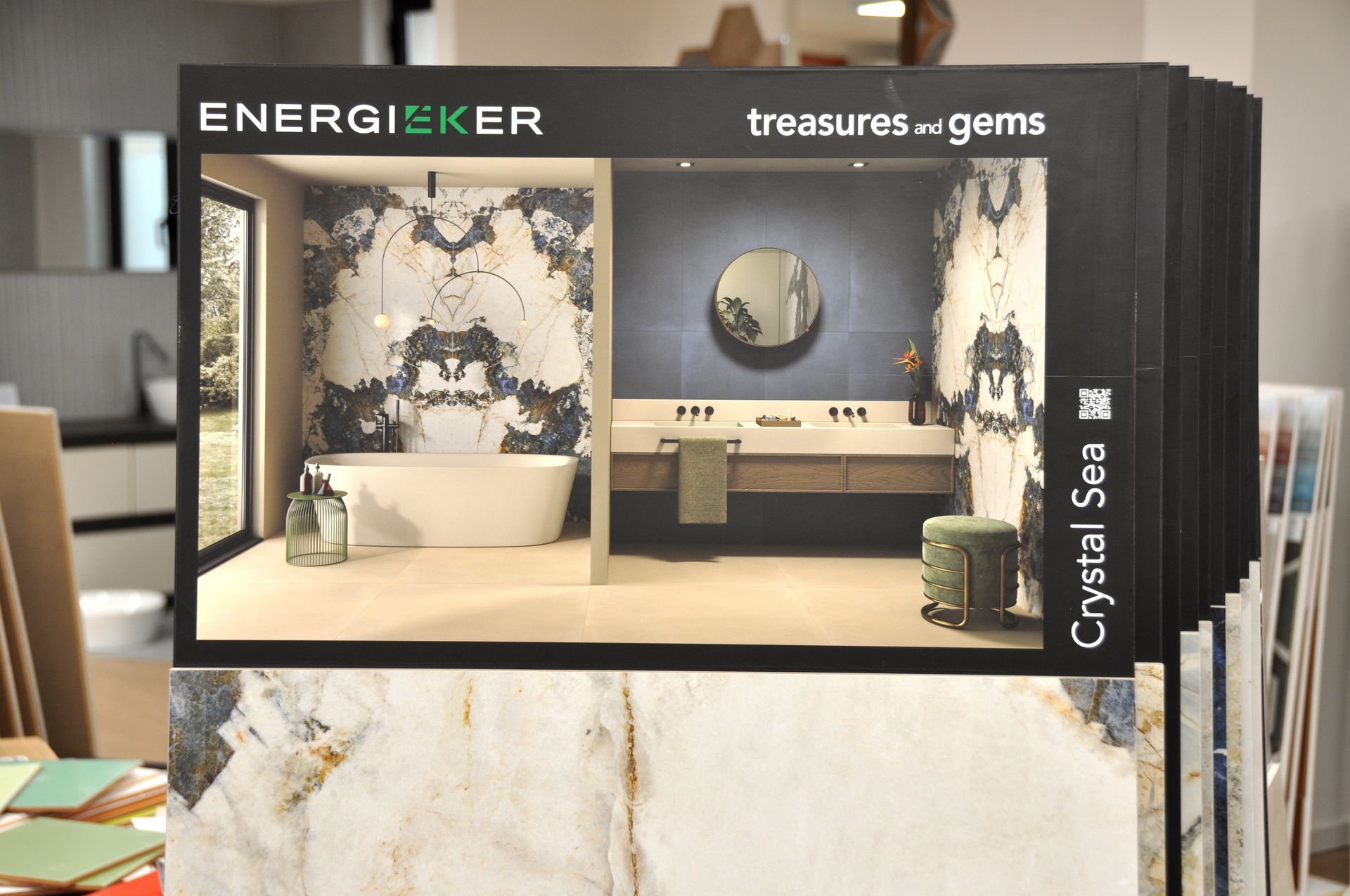 Una foto di un bagno con vasca e lavandino