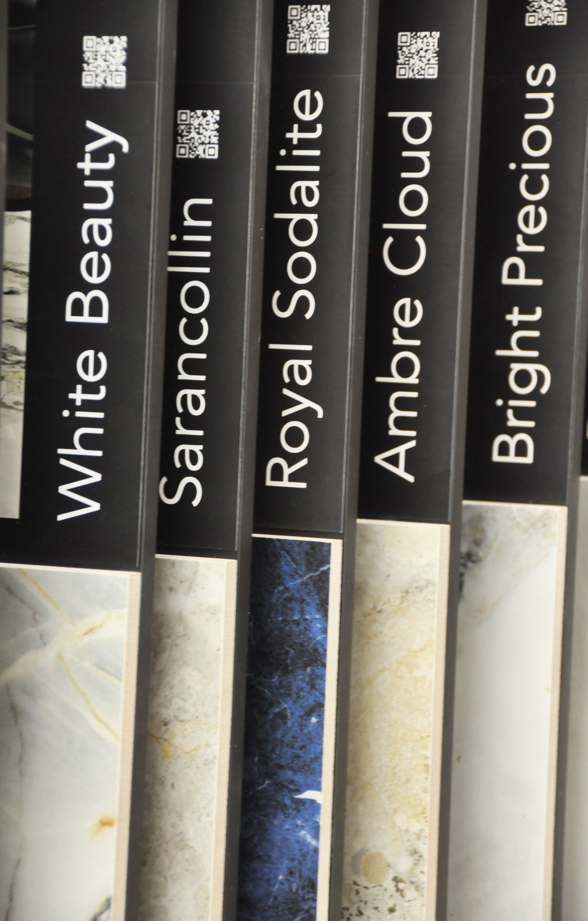 Una fila di libri intitolati bellezza bianca sodalite reale ambra nuvola e brillante prezioso