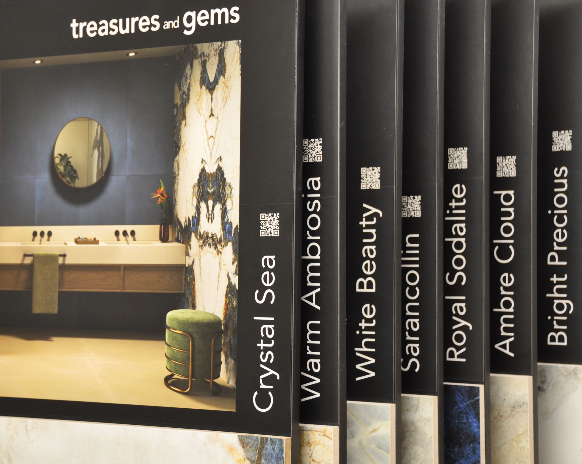 Un libro intitolato tesori e gemme con l'immagine di un bagno