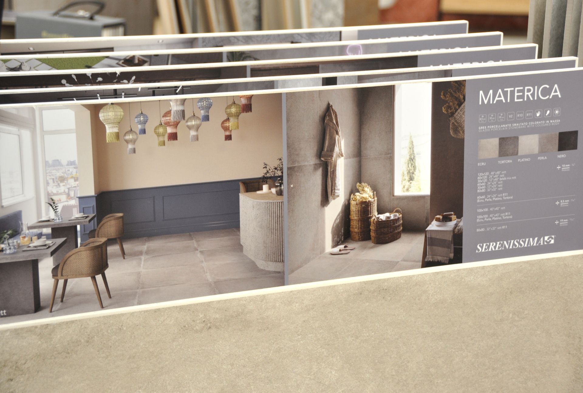 Una pila di opuscoli con l'immagine di un soggiorno e di un bagno