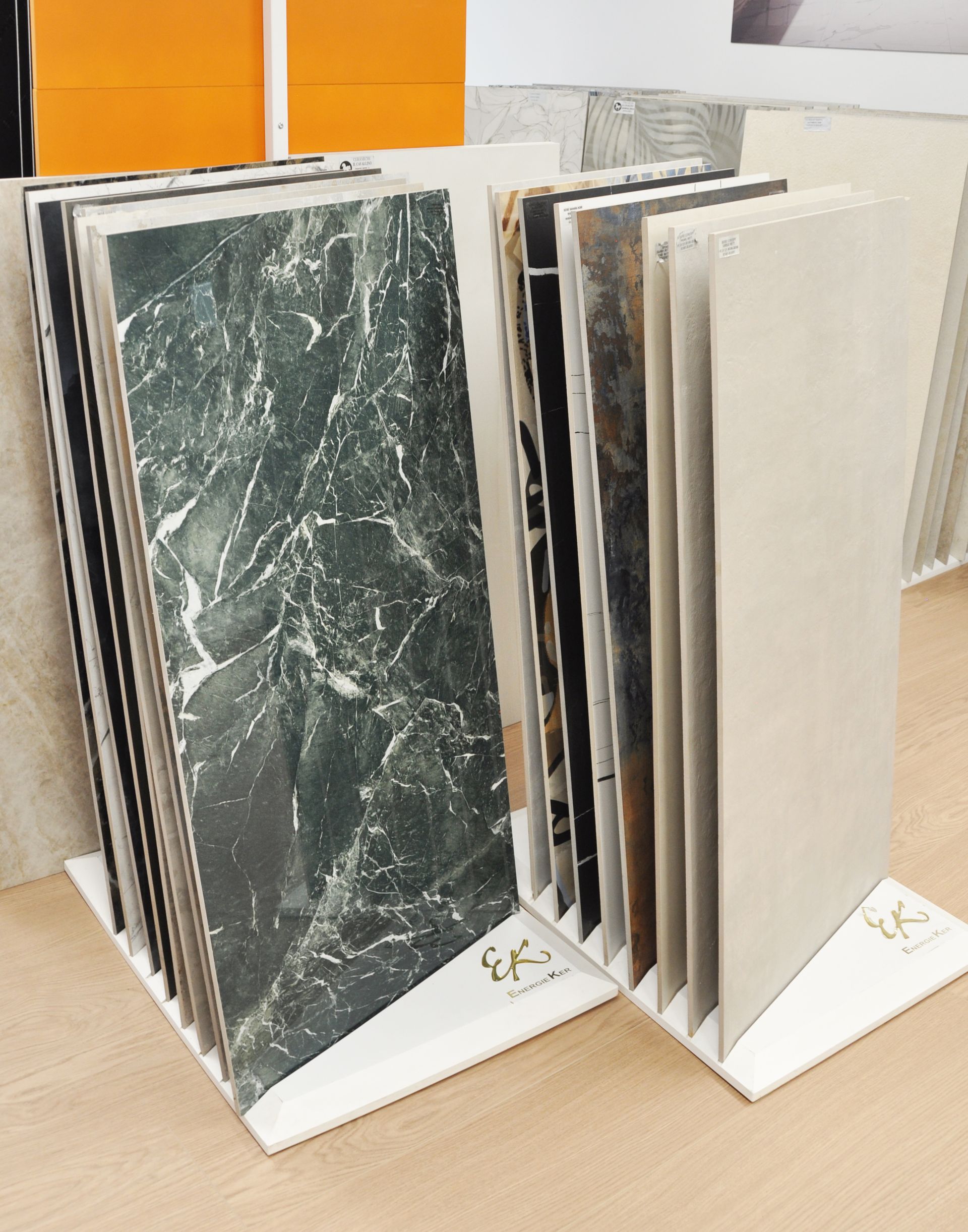 Un'esposizione di piastrelle di marmo in un negozio