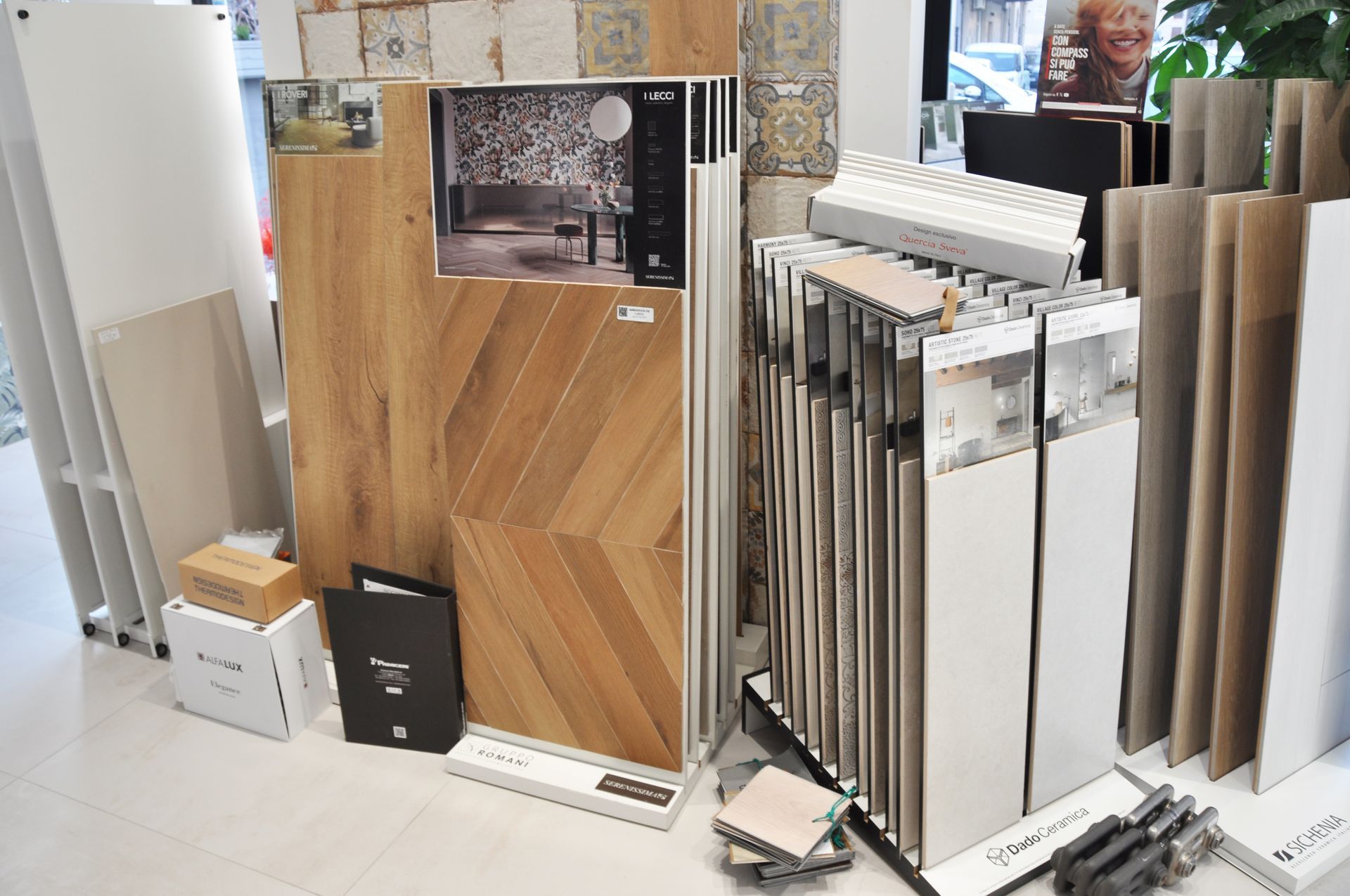 Un'esposizione di piastrelle e legno in un negozio