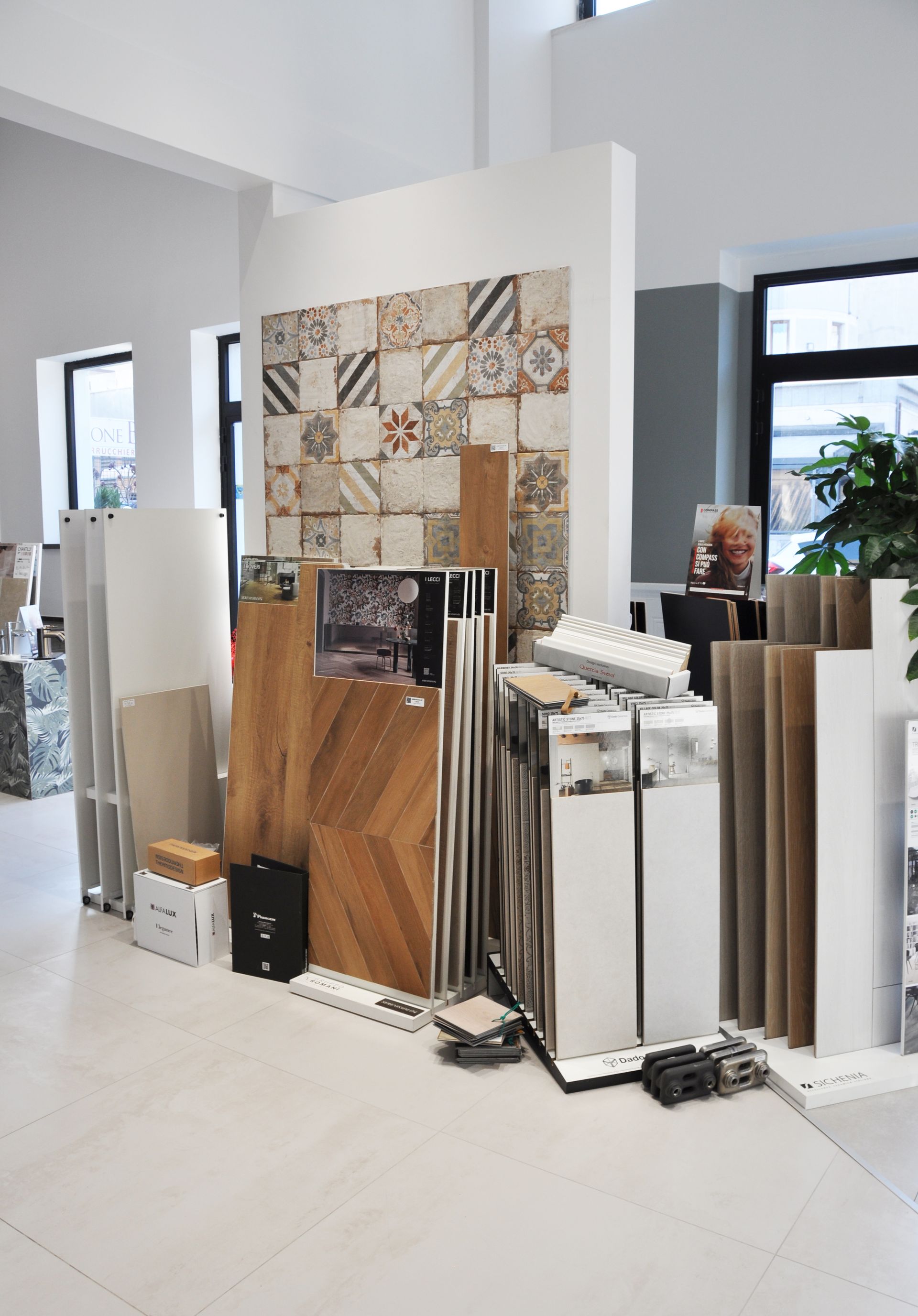 Una stanza piena di tanti tipi diversi di piastrelle