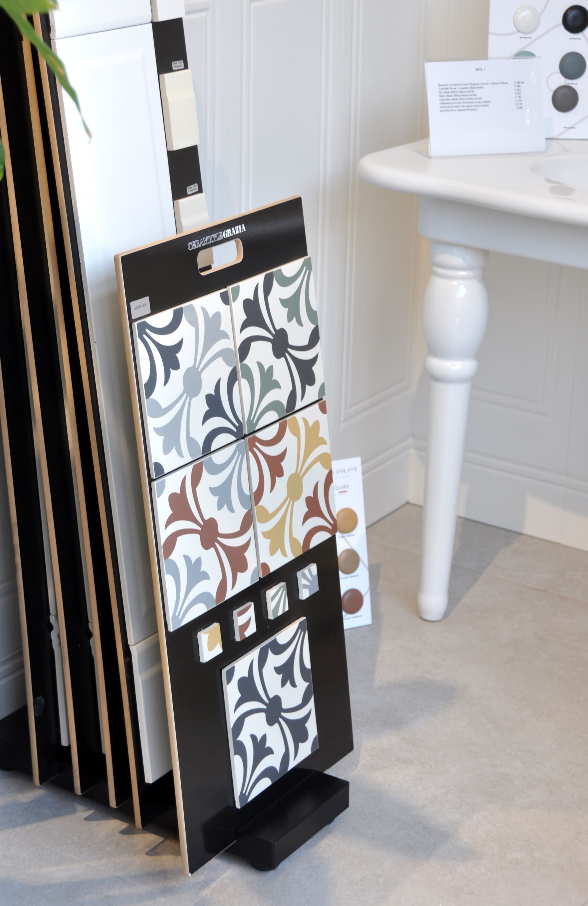 Una serie di piastrelle è appoggiata sul pavimento, accanto a un tavolo.