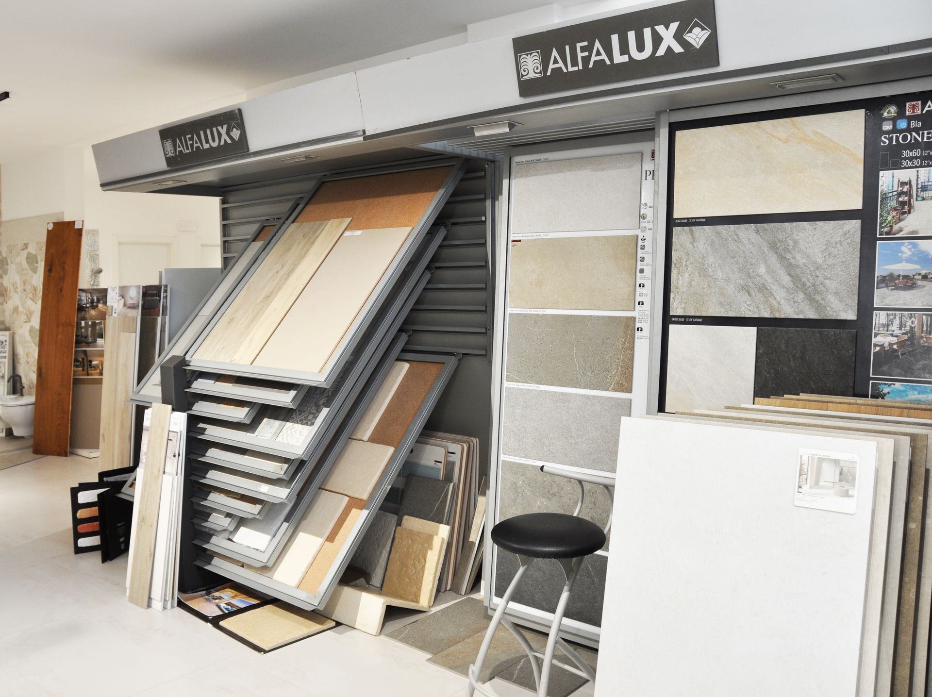 Uno showroom pieno di piastrelle e uno sgabello.