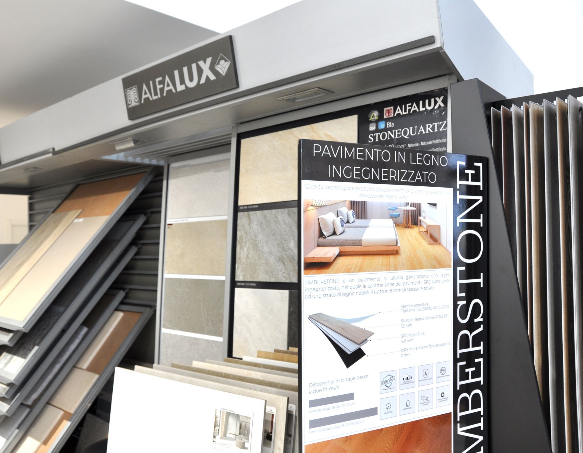 Una mostra di piastrelle e un cartello con la scritta 