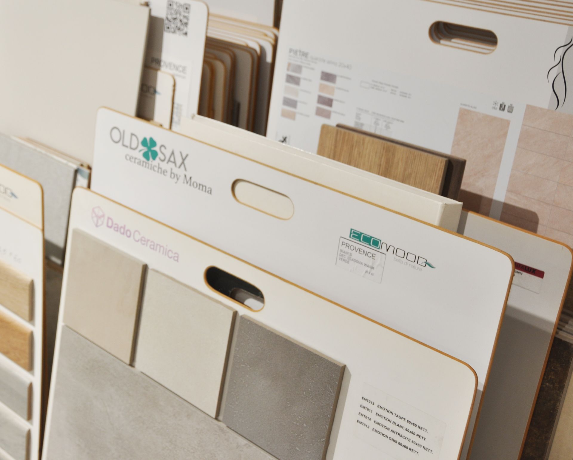 Una mostra di vecchie piastrelle per sassofono e campioni di legno