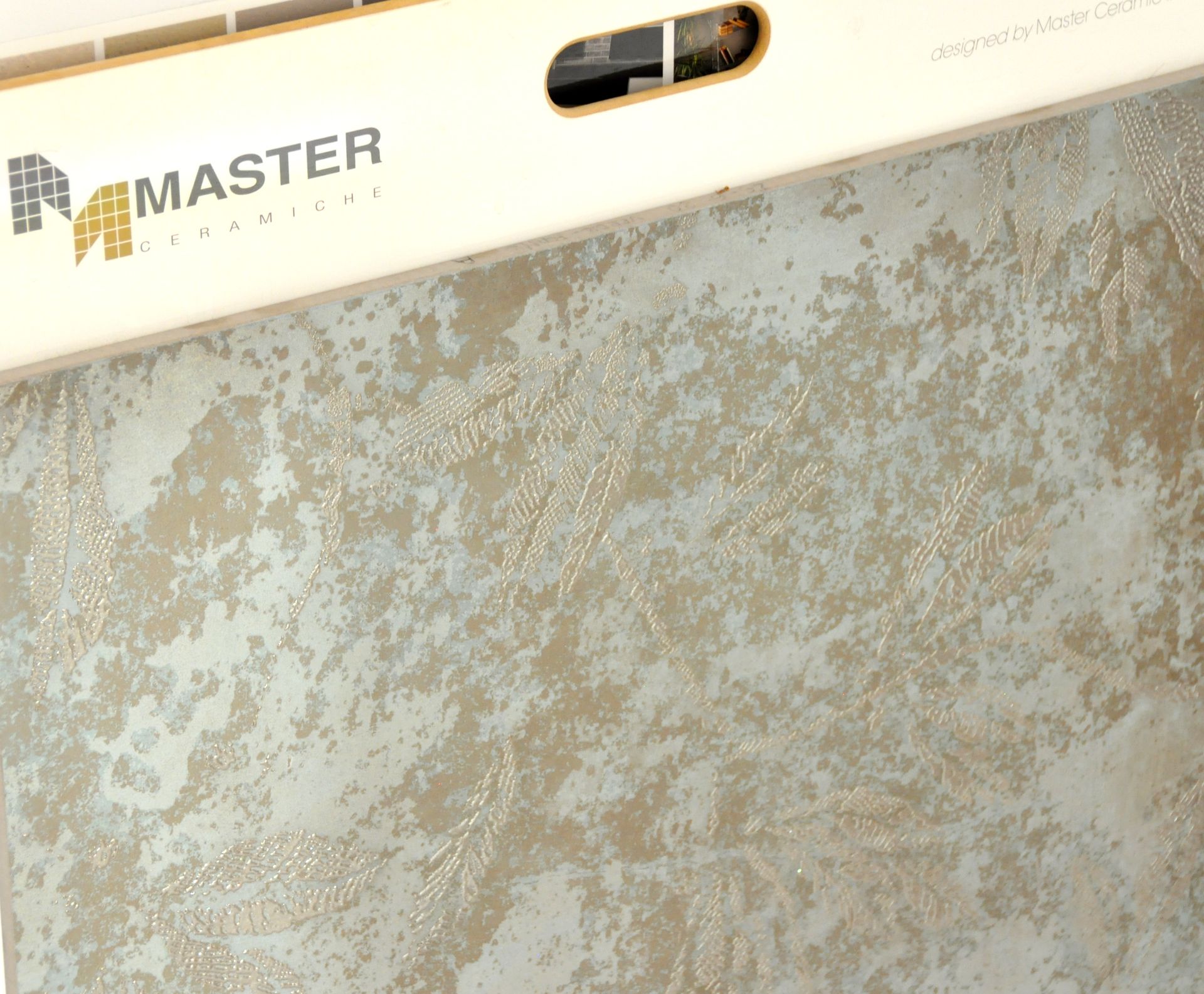 Una casella bianca con la parola master sopra