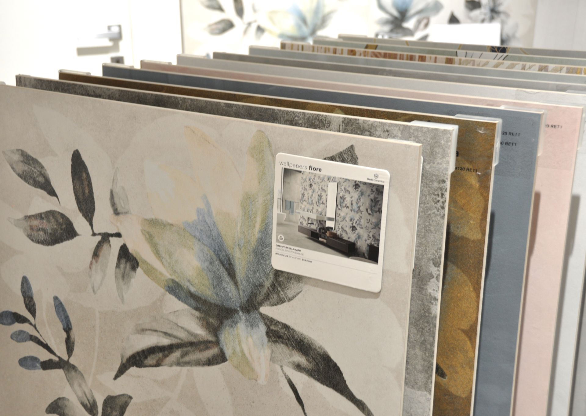 Un mucchio di piastrelle sono accatastate l'una sull'altra in un negozio.