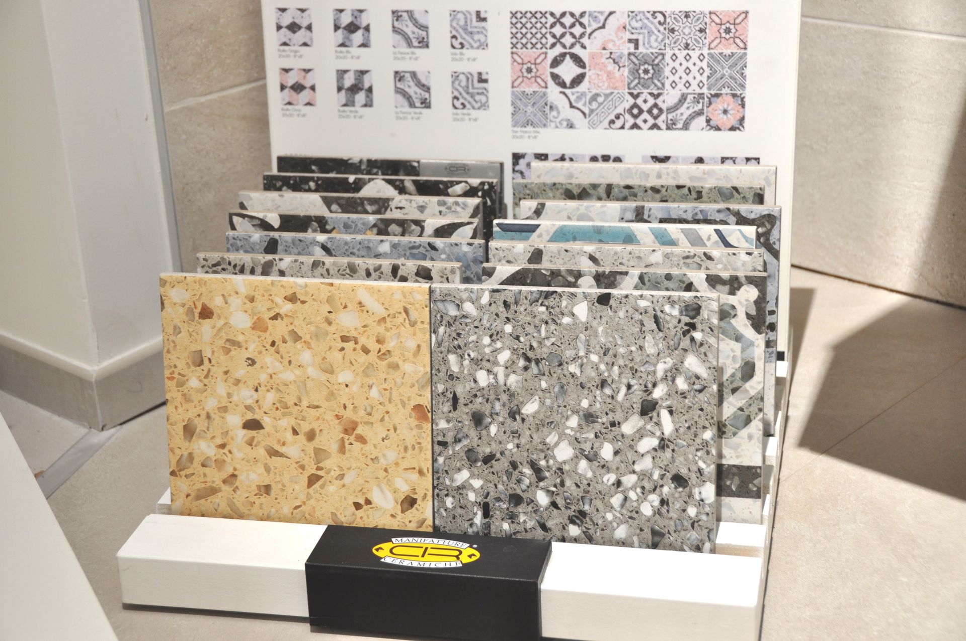 Una mostra di diversi tipi di piastrelle su un tavolo