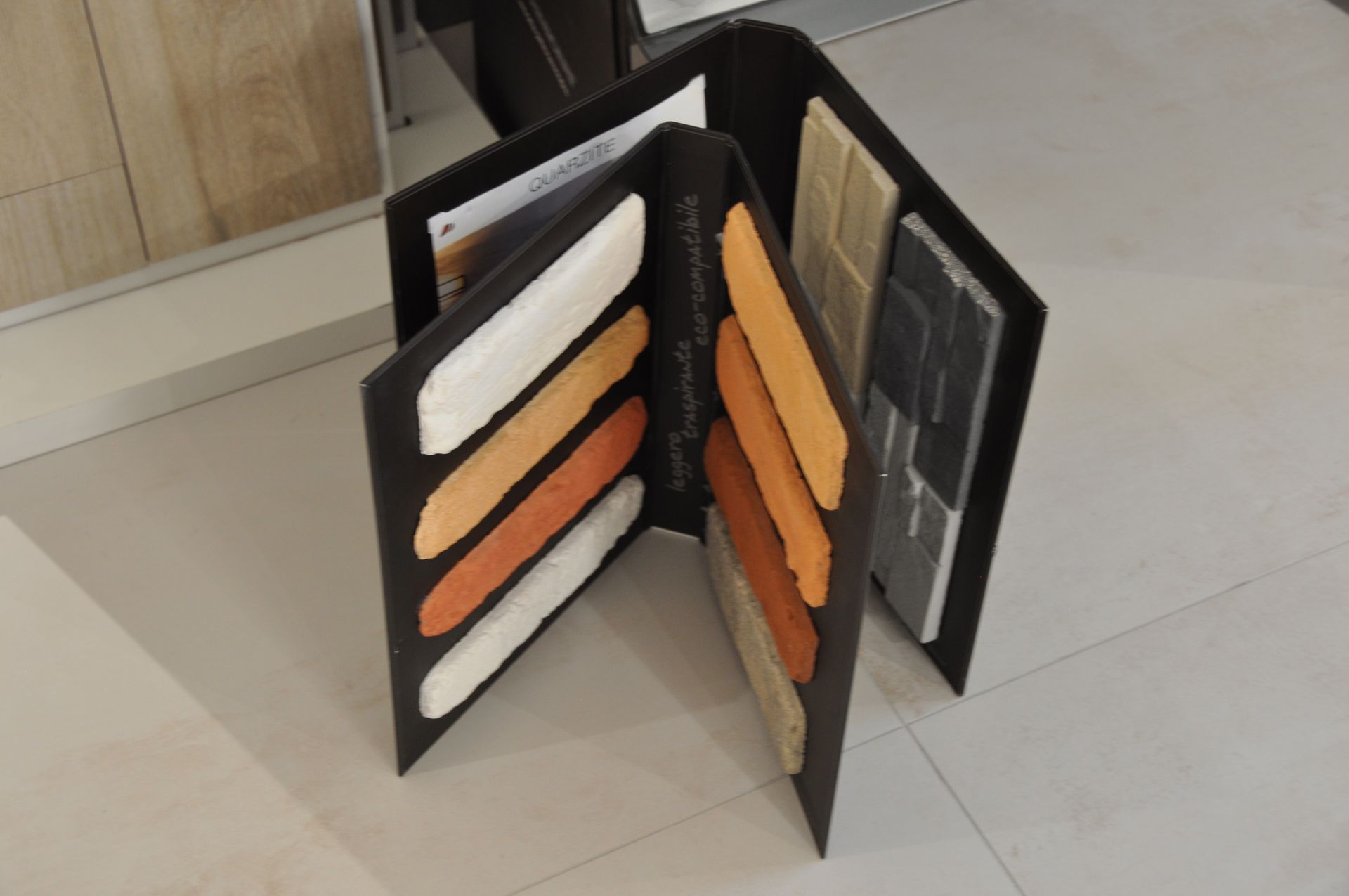 Un libro è aperto su una pagina che riporta la dicitura 