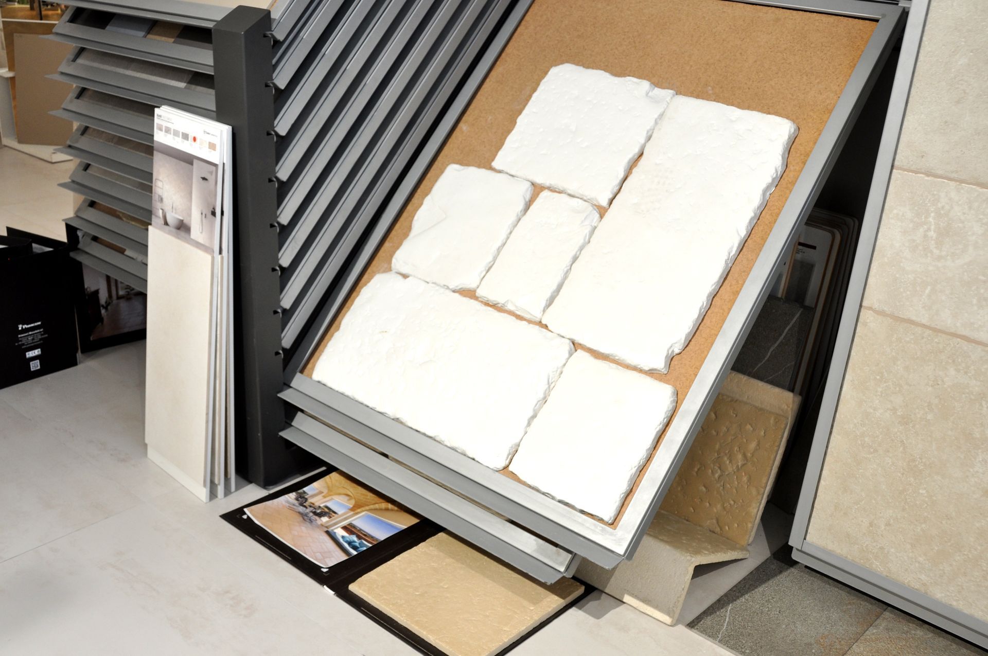 Una esposizione di piastrelle bianche in un negozio