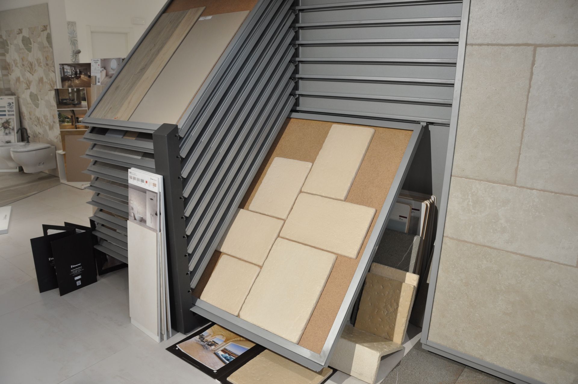 Un'esposizione di piastrelle su uno scaffale in un negozio