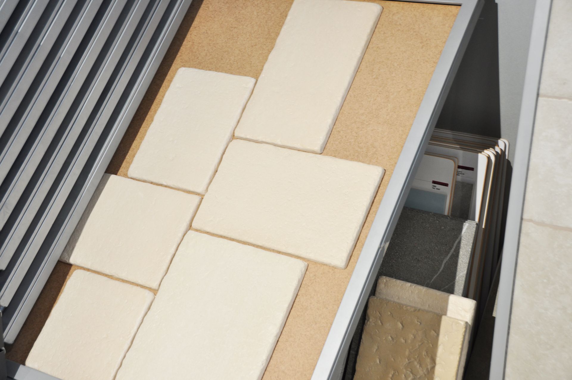 Un'esposizione di piastrelle e mattoni in un negozio