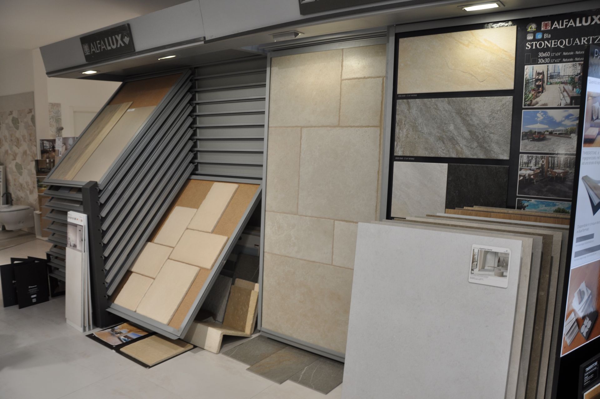 Un'esposizione di piastrelle in un negozio con un cartello che dice bacaux