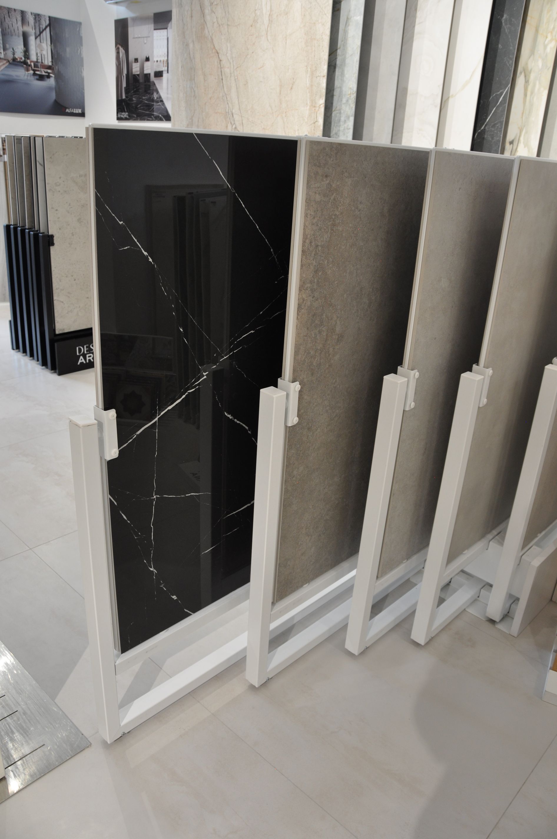 Una fila di piastrelle è esposta su uno scaffale in un negozio.