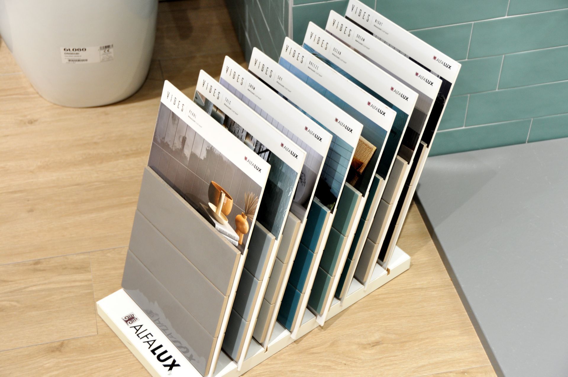 Una serie di piastrelle è esposta su un tavolo di legno.