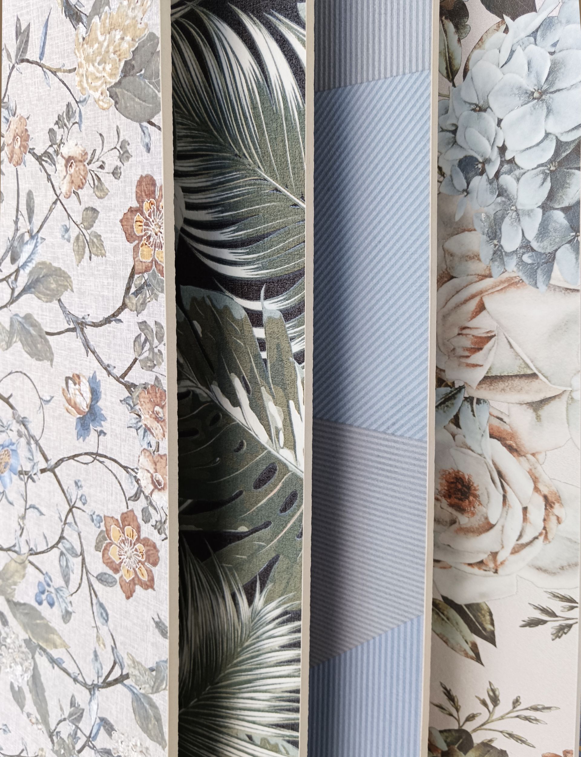 Un mucchio di piastrelle sono impilate l'una sull'altra in mostra