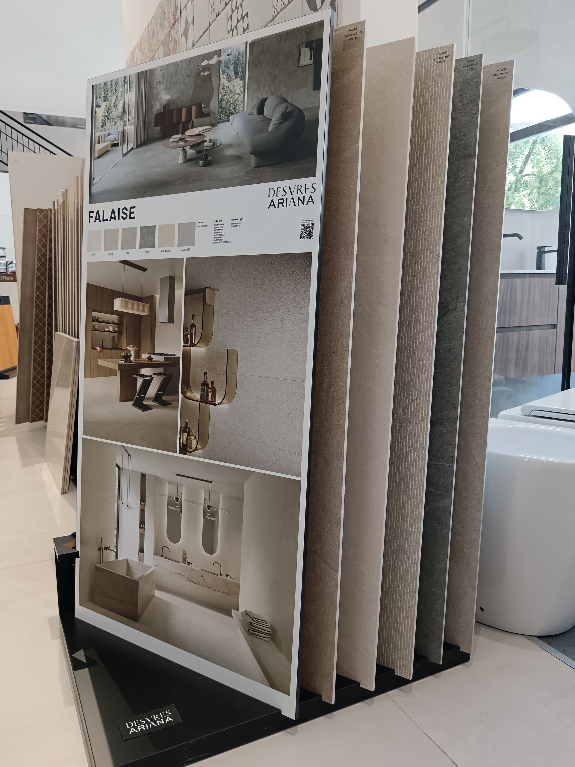 Un libro è appoggiato su un tavolo accanto a una vasca da bagno.