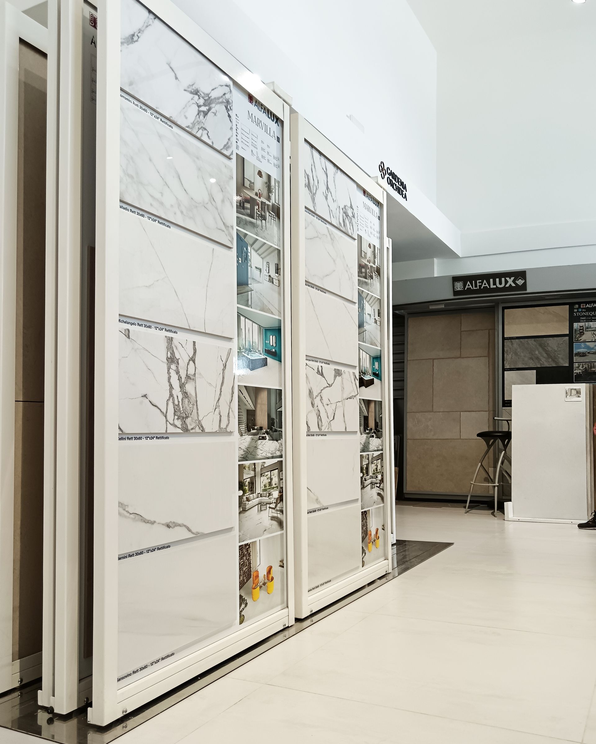 Una fila di porte scorrevoli in vetro in un negozio