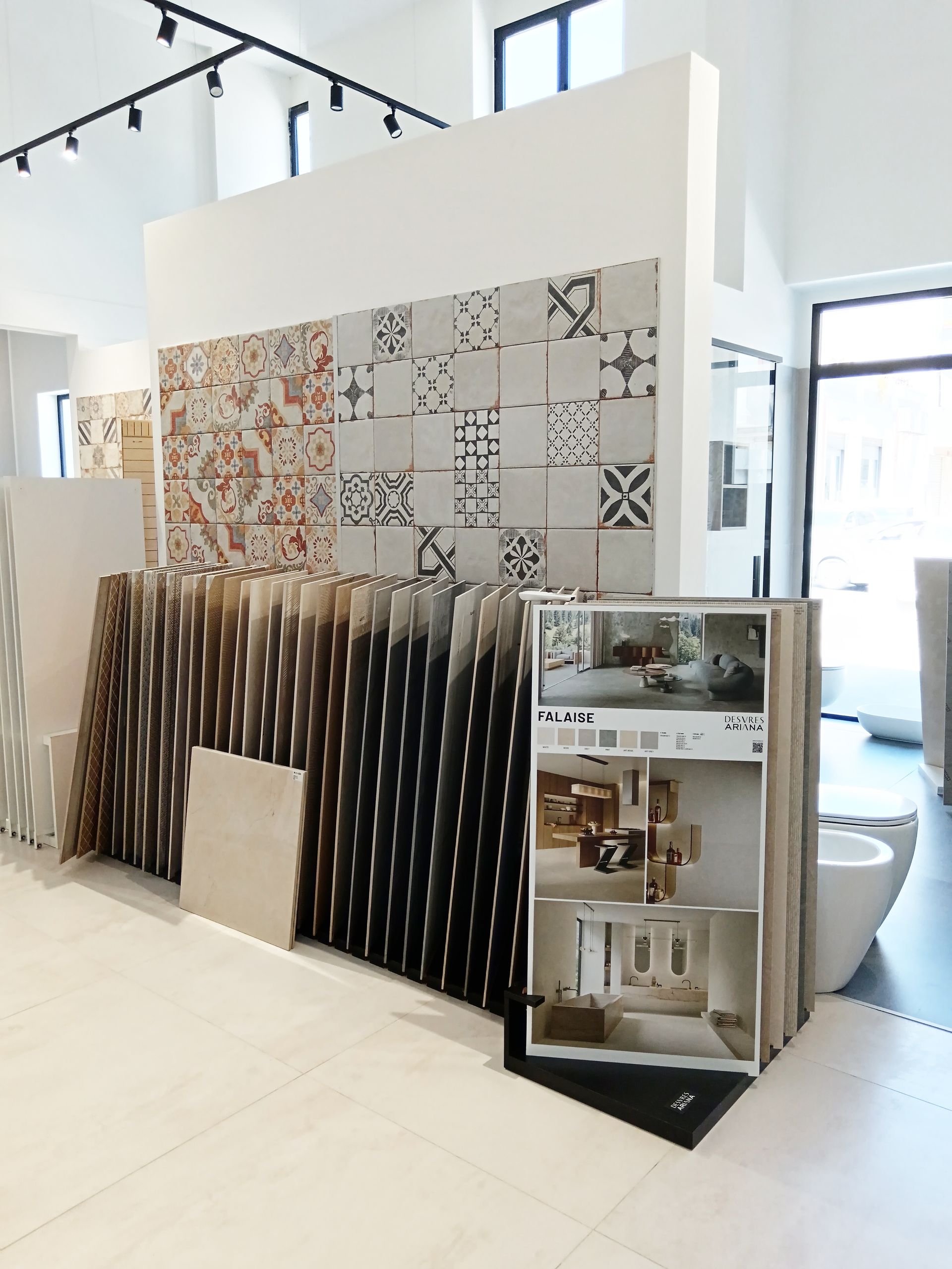 Una stanza con molte piastrelle sul muro