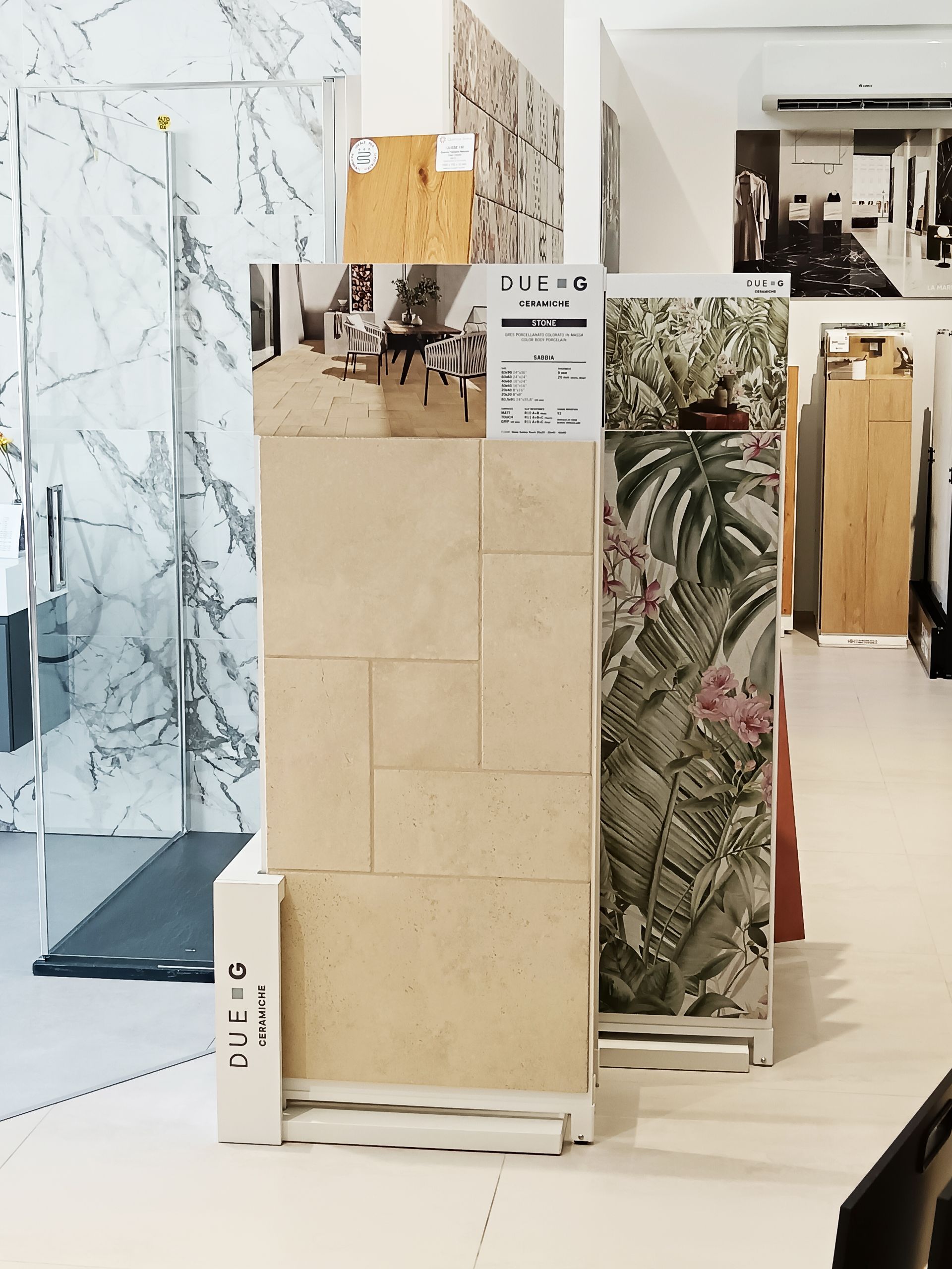 Un'esposizione di piastrelle in un negozio con un cartello che dice aggrapparsi