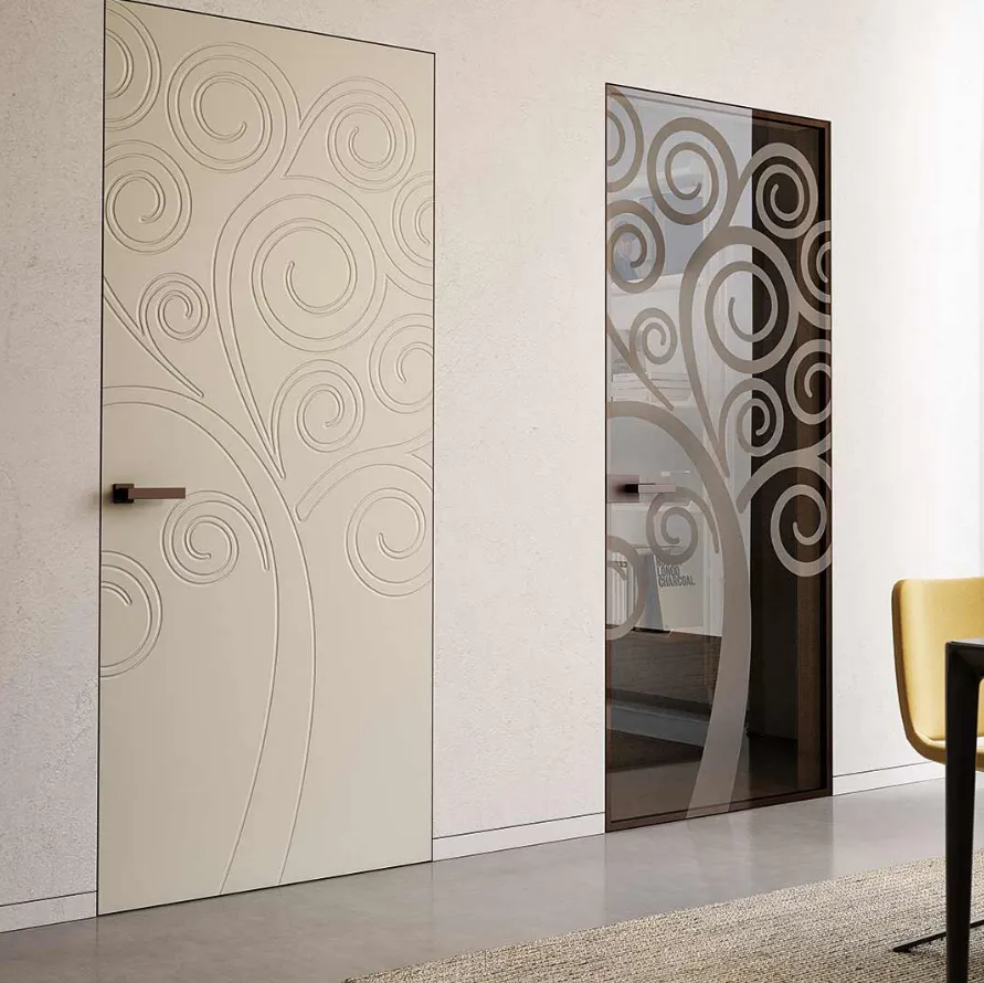 Ci sono due porte nella stanza con un disegno di un albero.